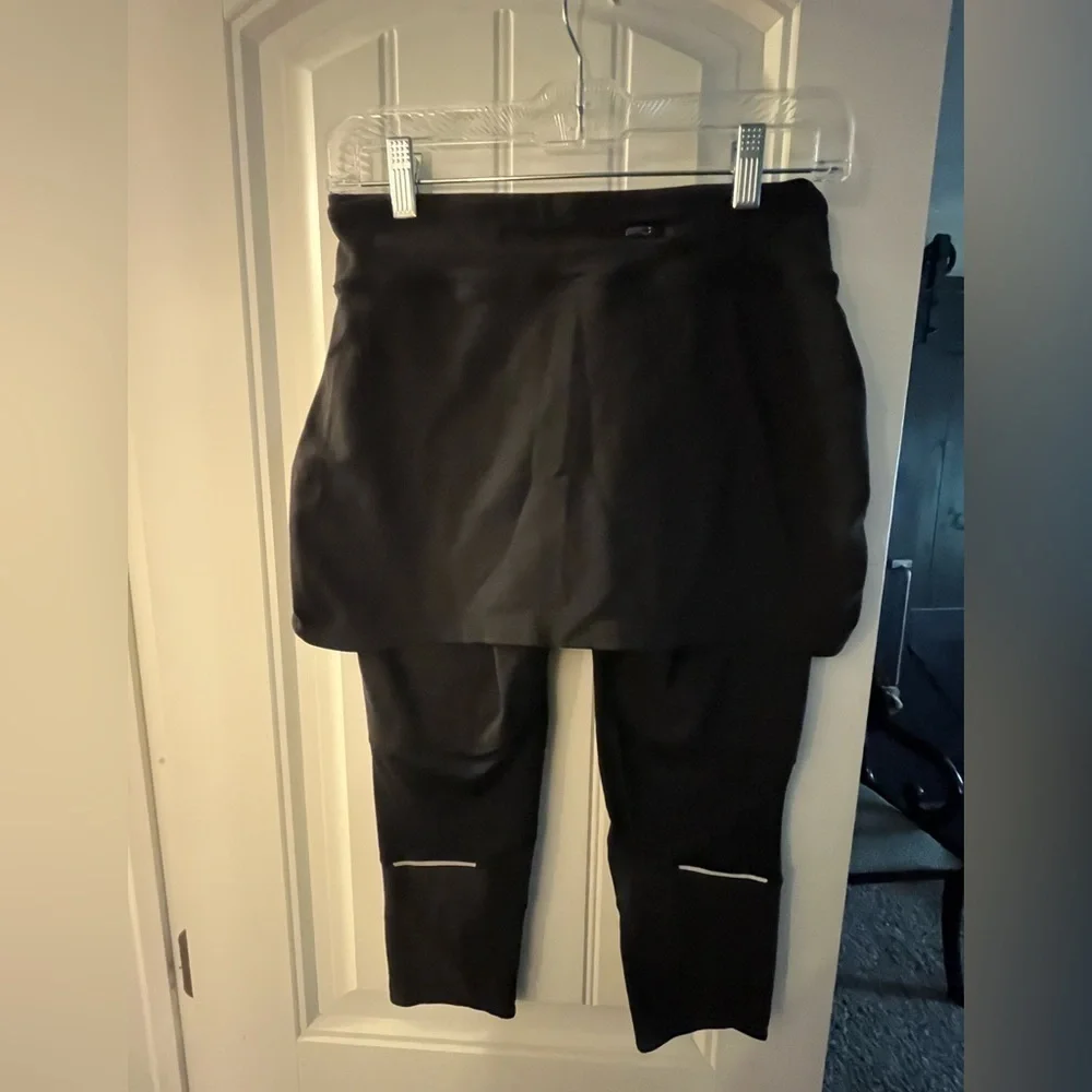 Athleta Black Skirted Crop Leggings, ruched sides, reflective markings, Small